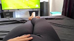 partido de colombia de fondo mientras abro mi coño jugoso y lo masturbo al aire libre