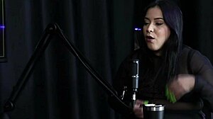 Pri Melancia tem 128cm de bunda, ama pau grande apesar de ser bi