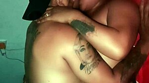 Mi ex me hace estremecer con su lengua en un beso caliente y sexy