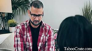 सौतेले पापा ने मोटे लंड से पतली 18+ बेटी को ब्लैकमेल कर रोका