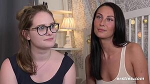 Süße model makes her hot german girlfriend squirt with clit dildo play