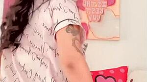 Esta culona regia perra monta dildo con ganas de puta en cowgirl