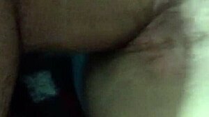 Comendo a buceta da esposa até gozar tudo dentro dela!!