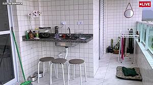 contratei essa empregada latina gostosa de shortinho pra me provocar no pov voyeur