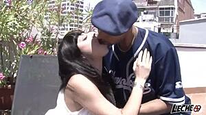 PUÑO ENTERO EN EL ANO DE DAMARIS MIENTRAS LE PETO EL CULO DURO!