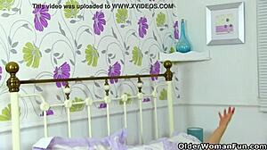 Kelly's Mature Fanny Stretches Wide Around Pink Dildo!